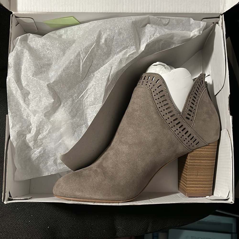 Vcut Heeled Bootie - Picture 4 of 4